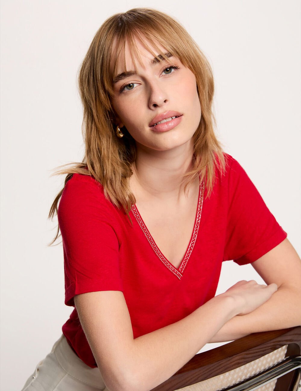 T-shirt col v perl&eacute; rouge femme