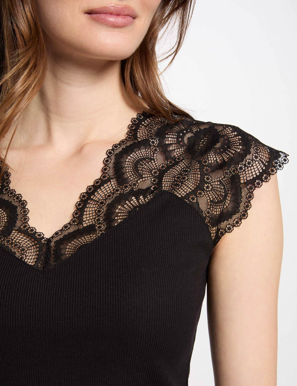 T-shirt dentelle col v noir femme