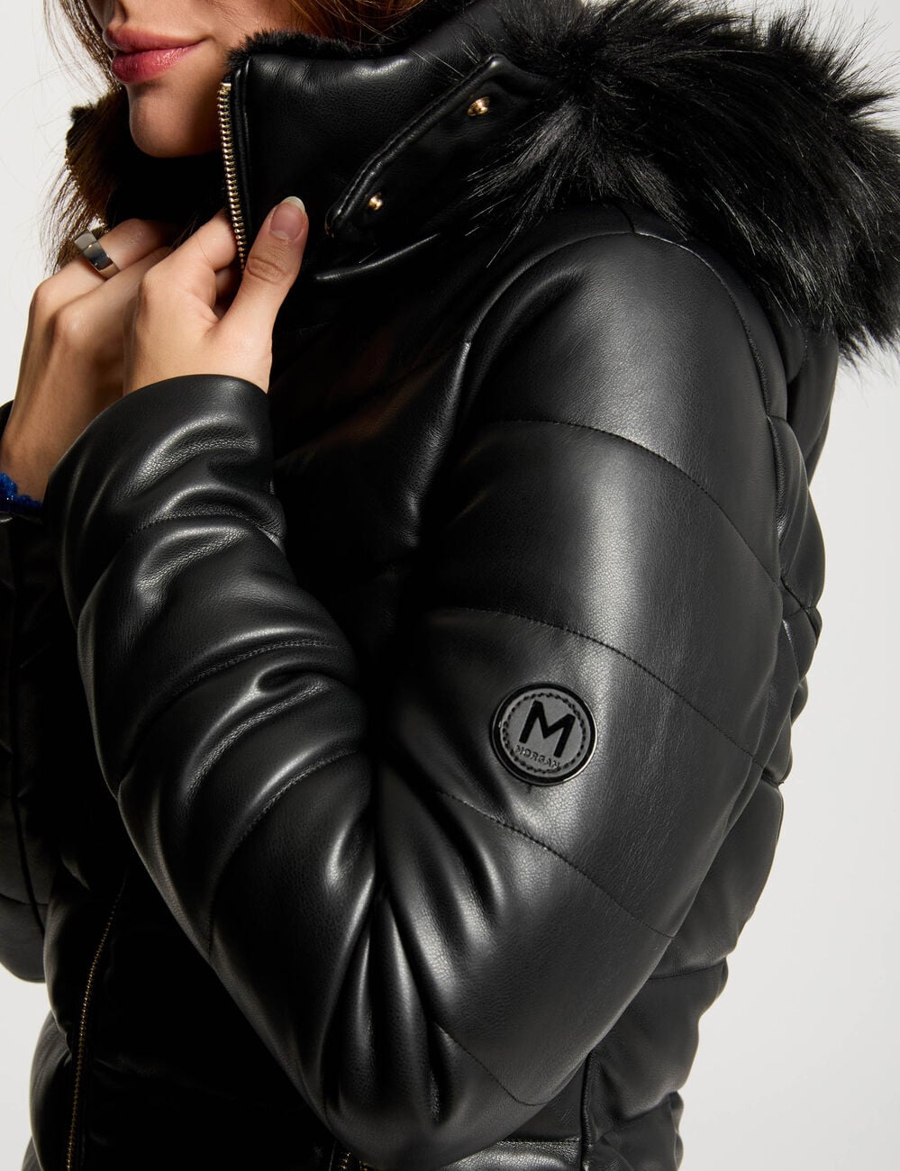 Taillierte Kunstleder-Daunenjacke schwarz damen