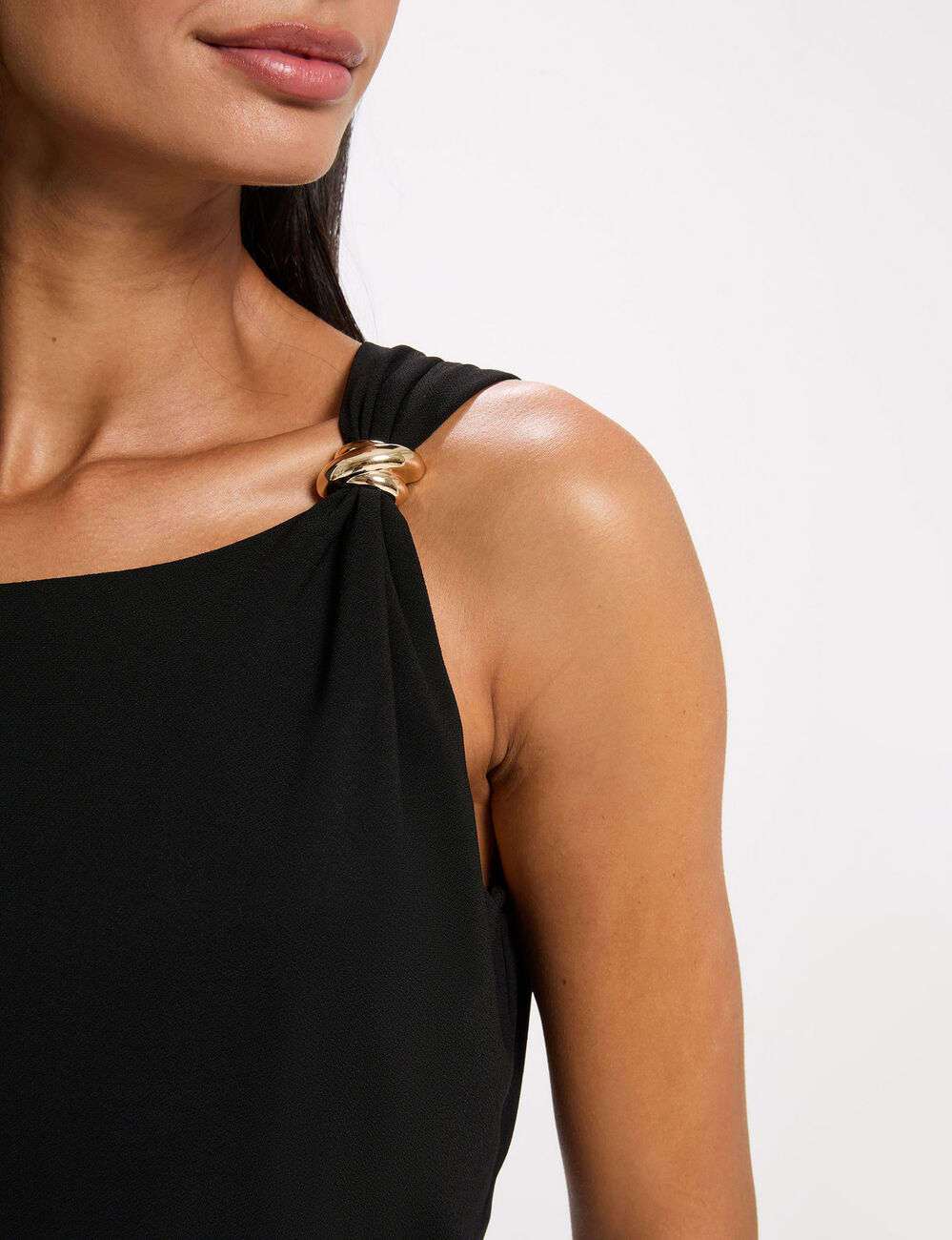 Asymmetrisches T-Shirt mit Schmuck schwarz damen