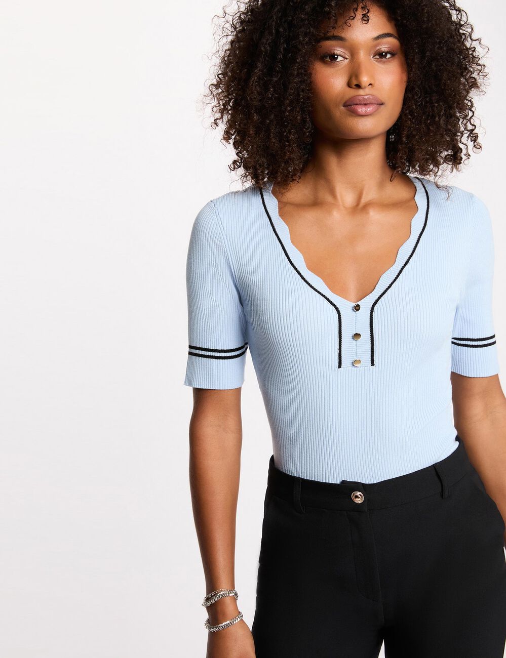 Pull ajust&eacute; col v bleu ciel femme