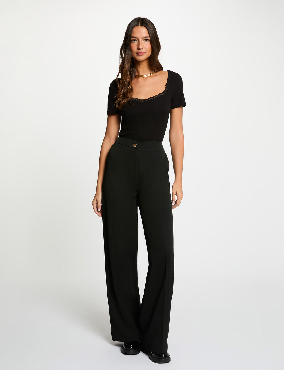 Tailliertes T-Shirt mit Herzausschnitt schwarz damen