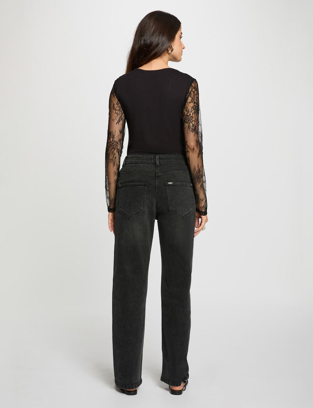 T-Shirt mit Spitzen und V-Ausschnitt schwarz damen