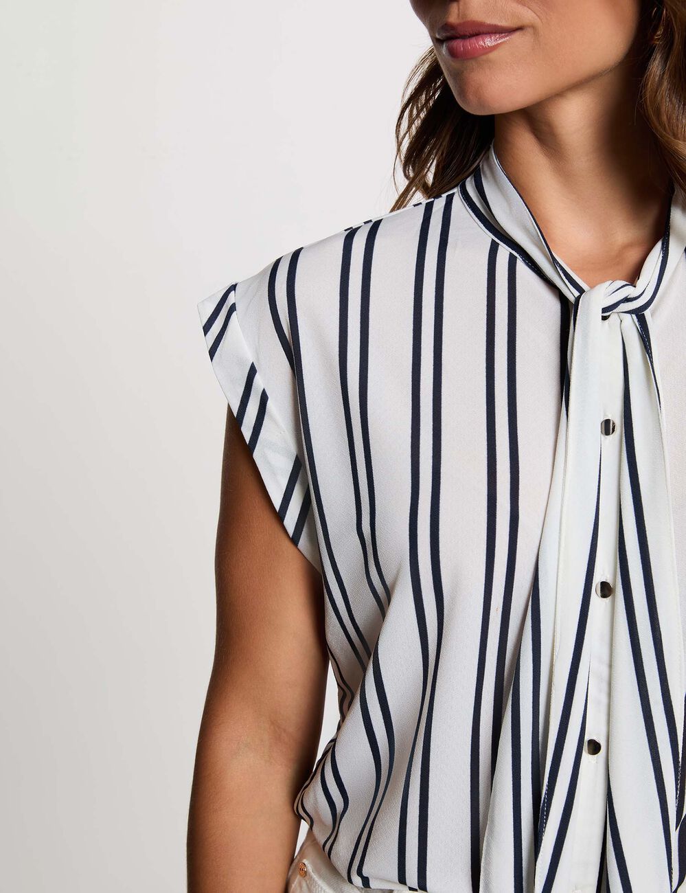 Bluse mit Lavalli&egrave;re-Kragen weiss damen