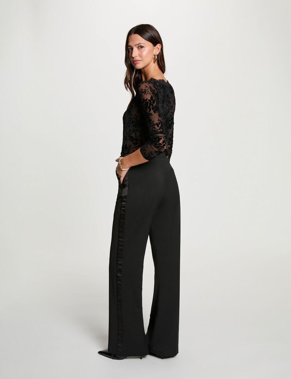 T-Shirt mit Spitzen und Herzausschnitt schwarz damen