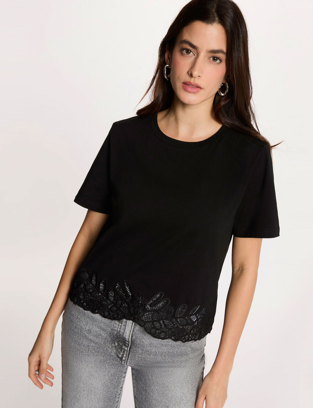 T-shirt brod&eacute; col rond noir femme