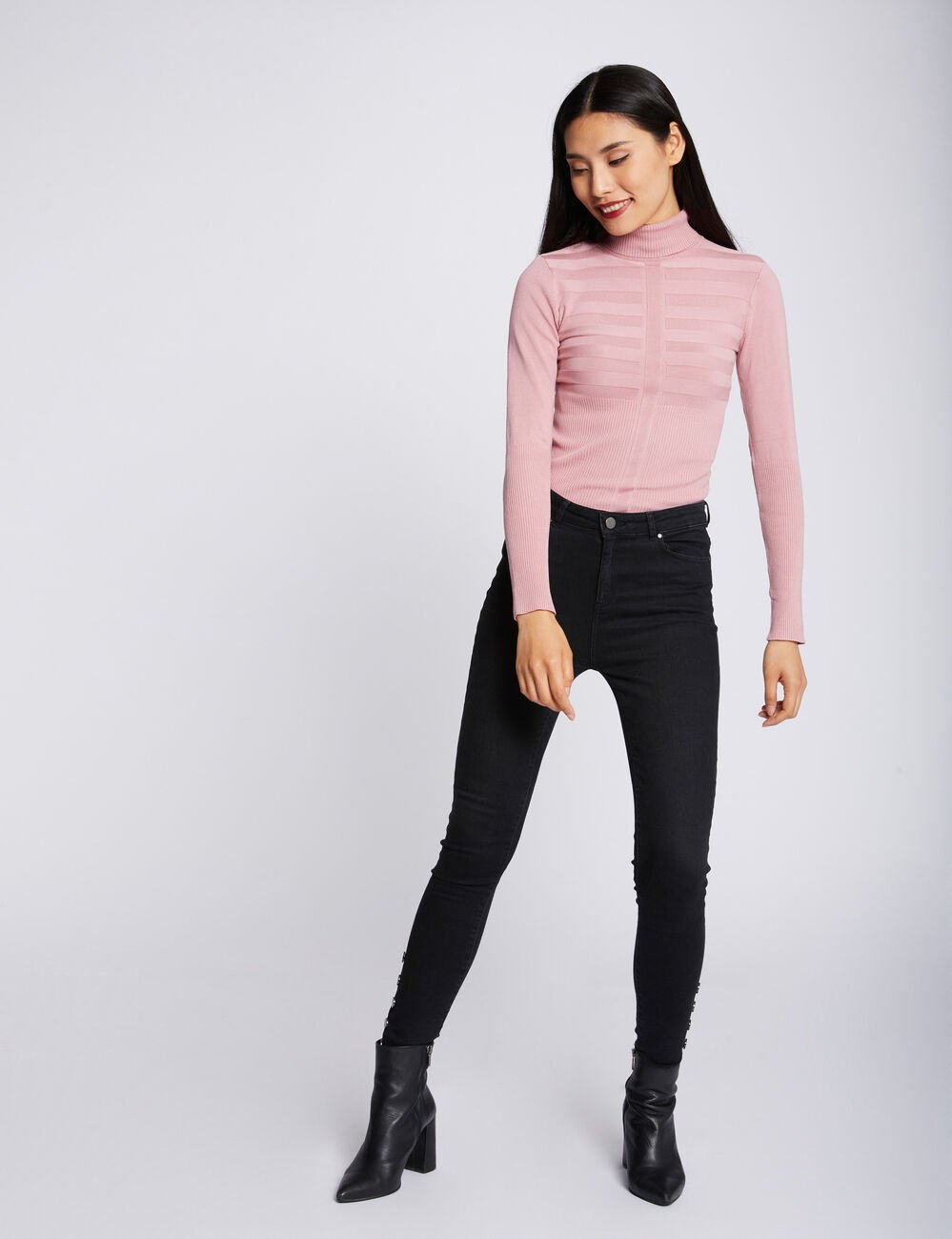 Pull col roul&eacute; ajust&eacute; rose pale femme