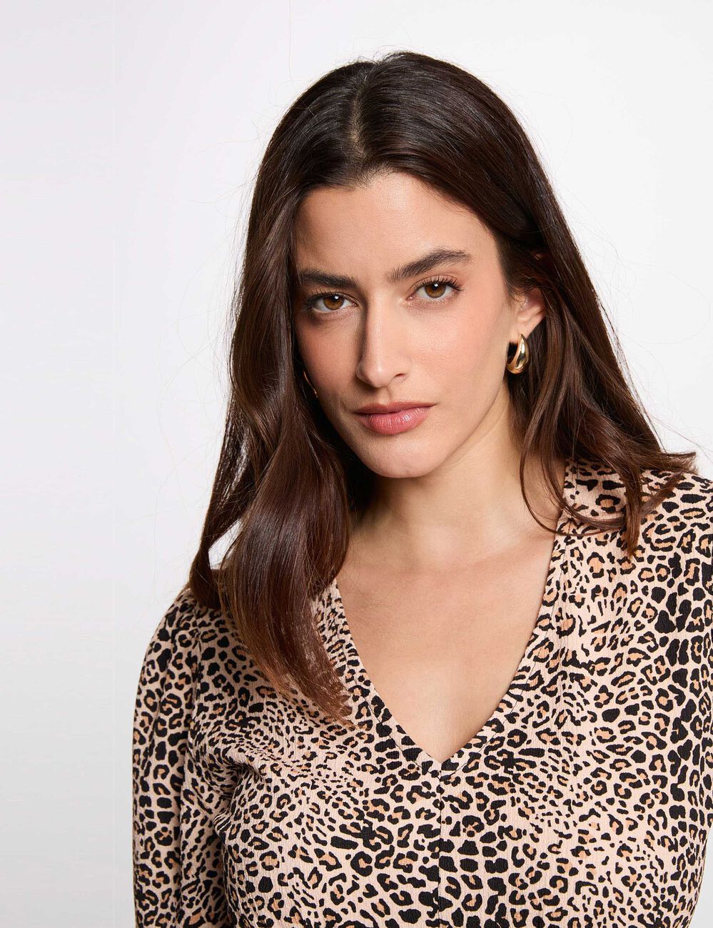 Tailliertes T-Shirt mit V-Ausschnitt mehrfarbig damen