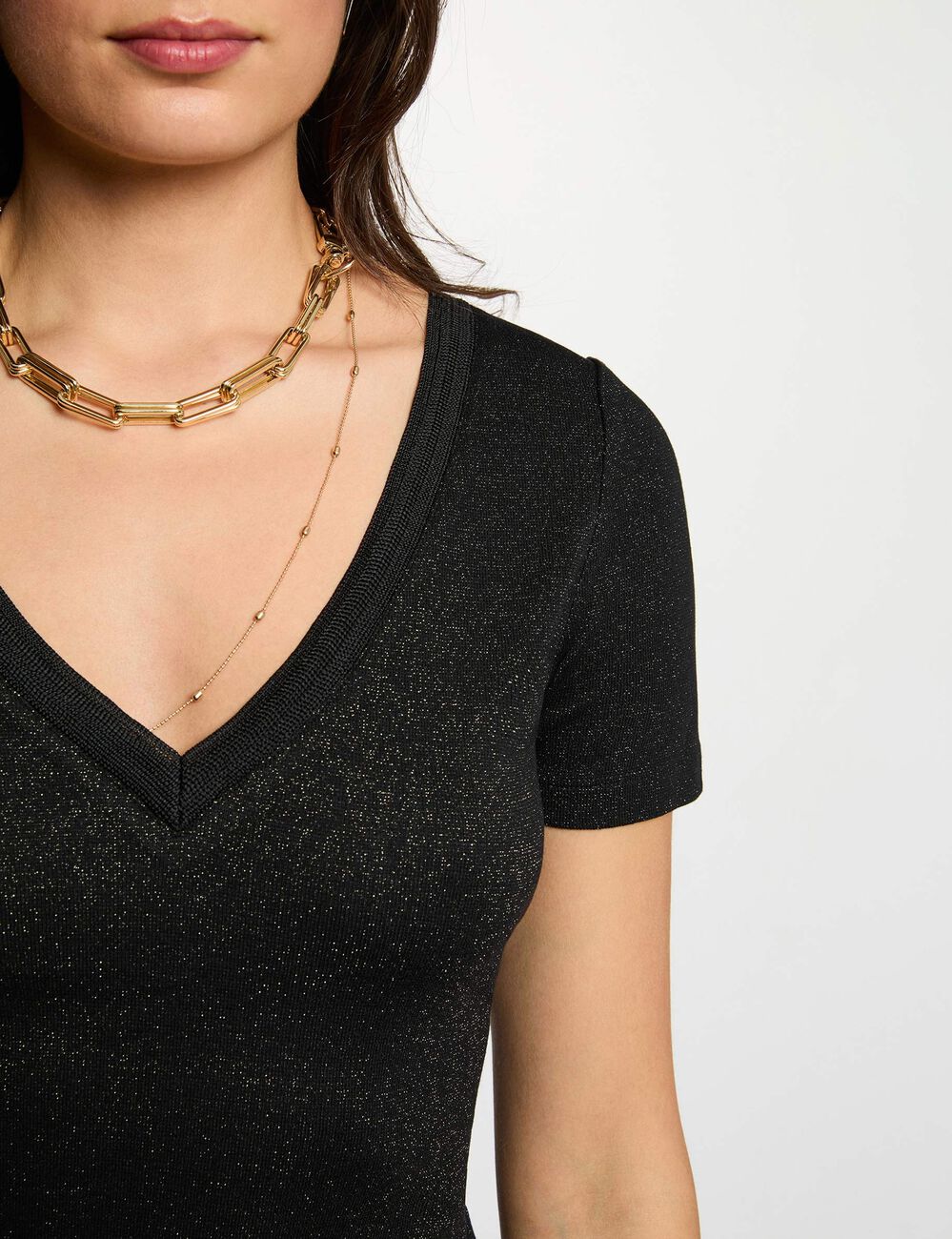T-shirt cintr&eacute; col v noir femme