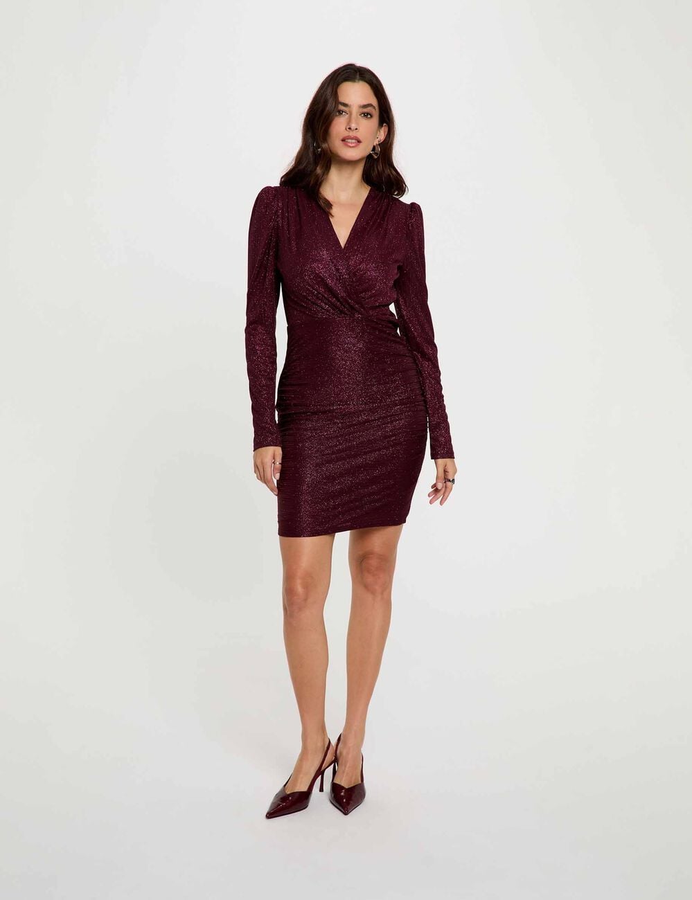 Robe courte ajust&eacute;e drap&eacute;e bordeaux femme