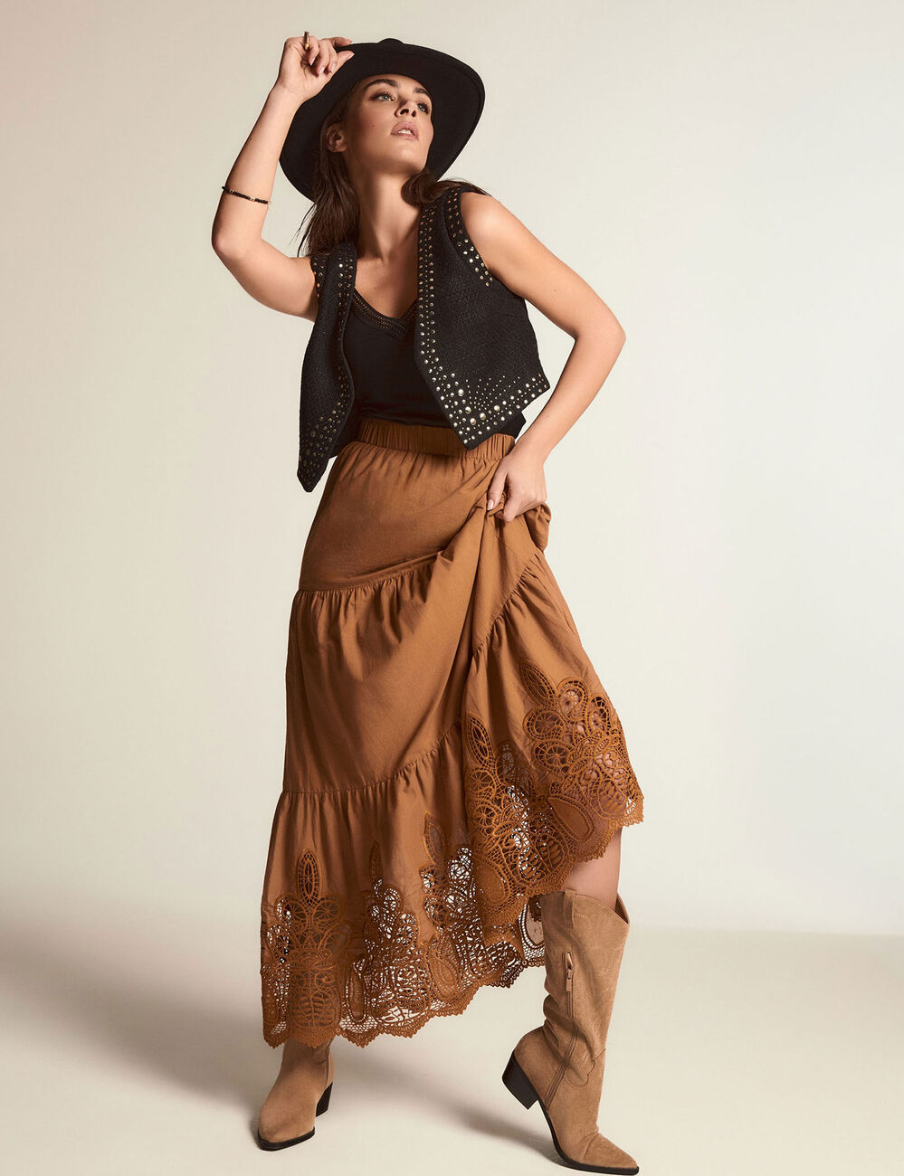 Ärmelloser Cardigan mit Nieten schwarz damen