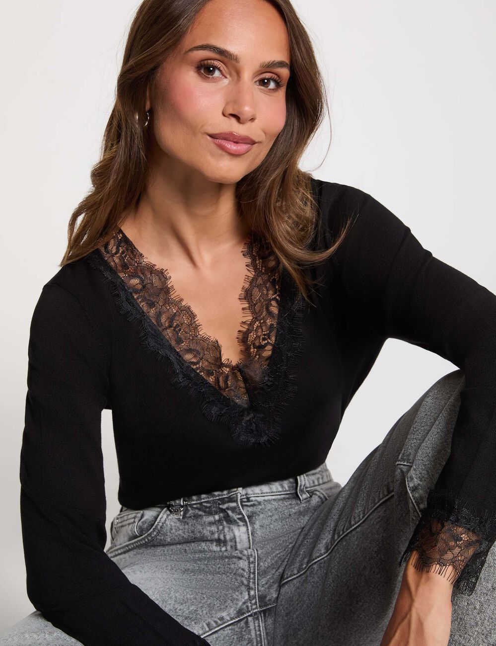 Pullover mit V-Ausschnitt und Spitze schwarz damen