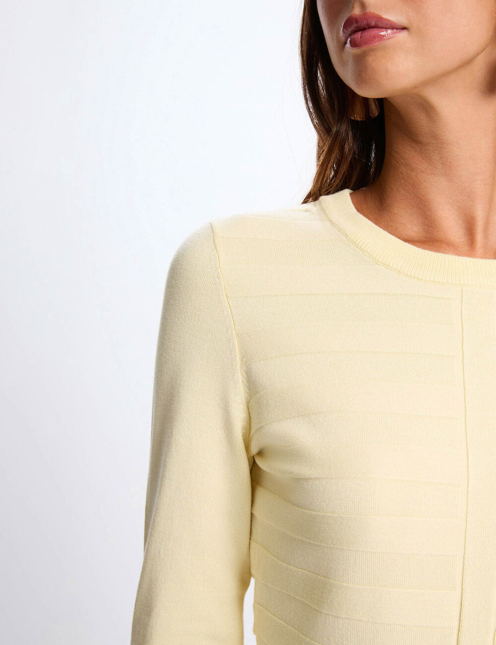 Pull ajust&eacute; col rond jaune clair femme