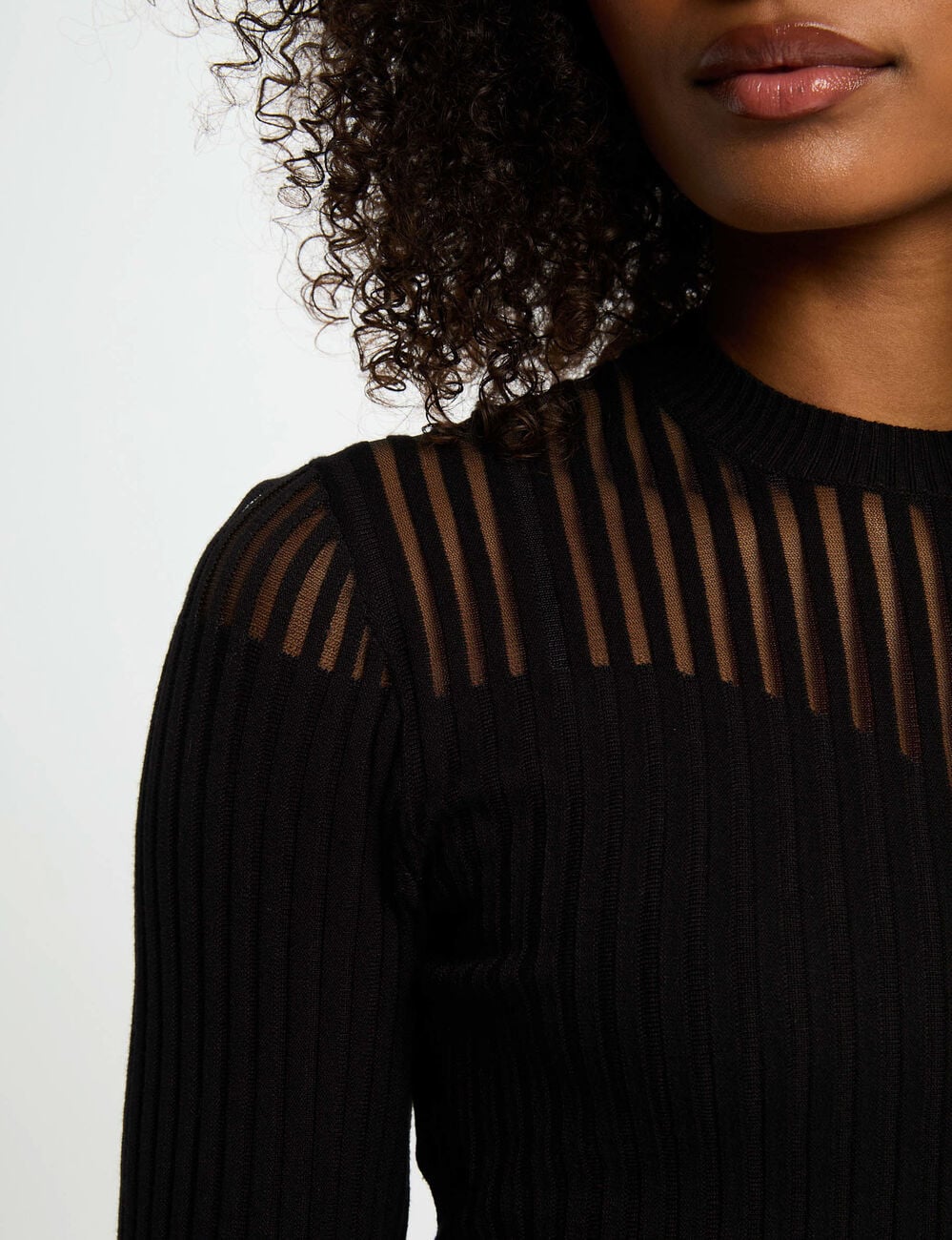 Pull torsad&eacute; cintr&eacute; noir femme