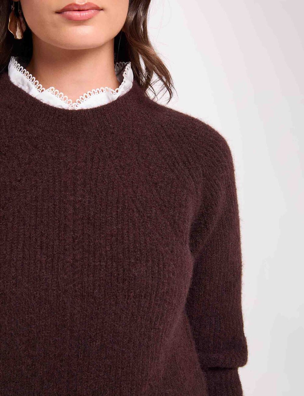 Pull col rond d&eacute;tails chemise marron fonc&eacute; femme