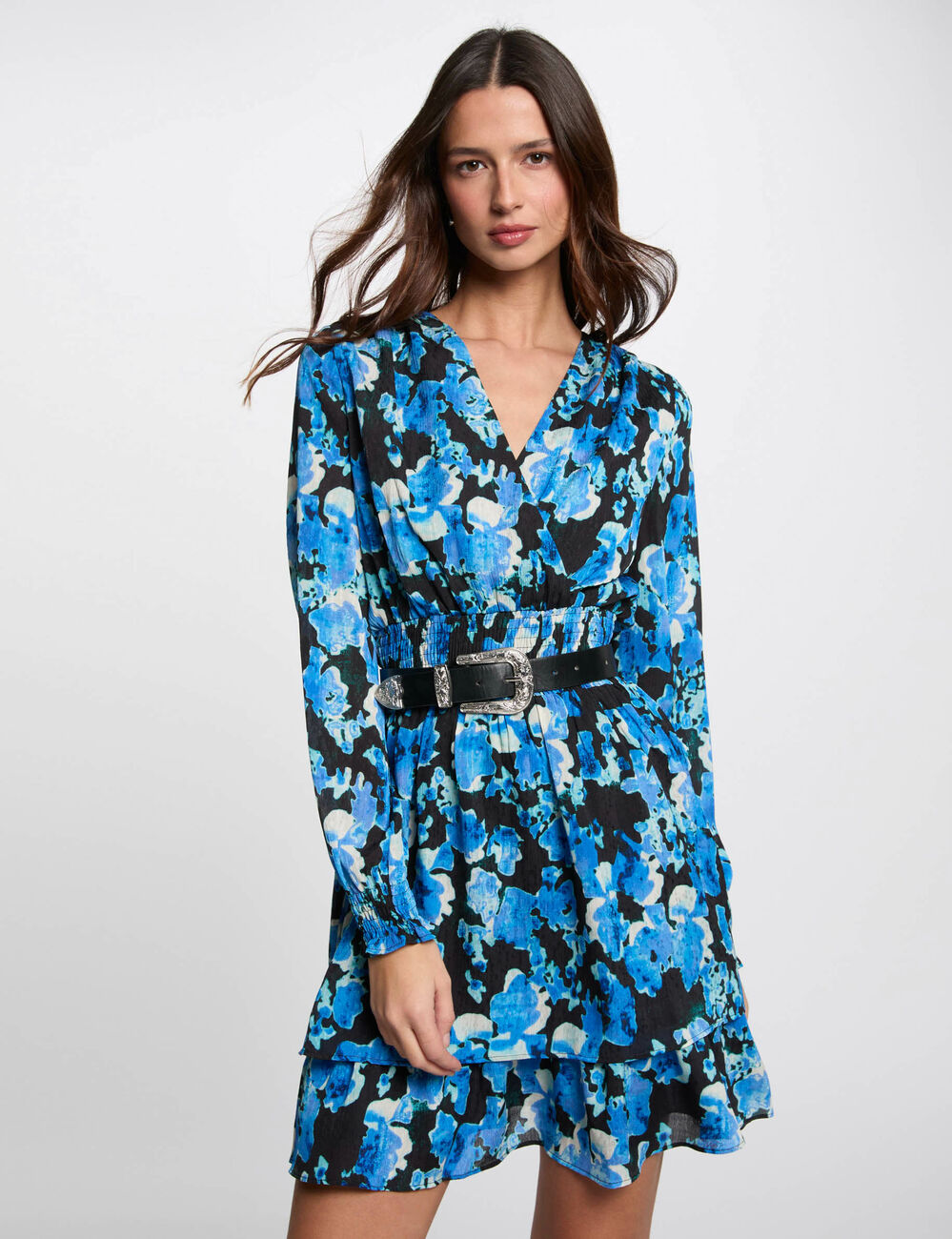 Kurzes, tailliertes Kleid mit Druck mehrfarbig damen