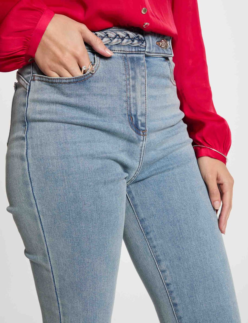 Jeans droit avec d&eacute;tails tress&eacute;s denim bleach femme