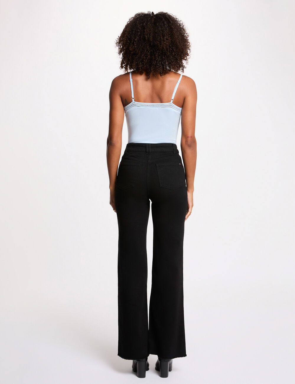 D&eacute;bardeur bretelles fines bande dentelle bleu ciel femme