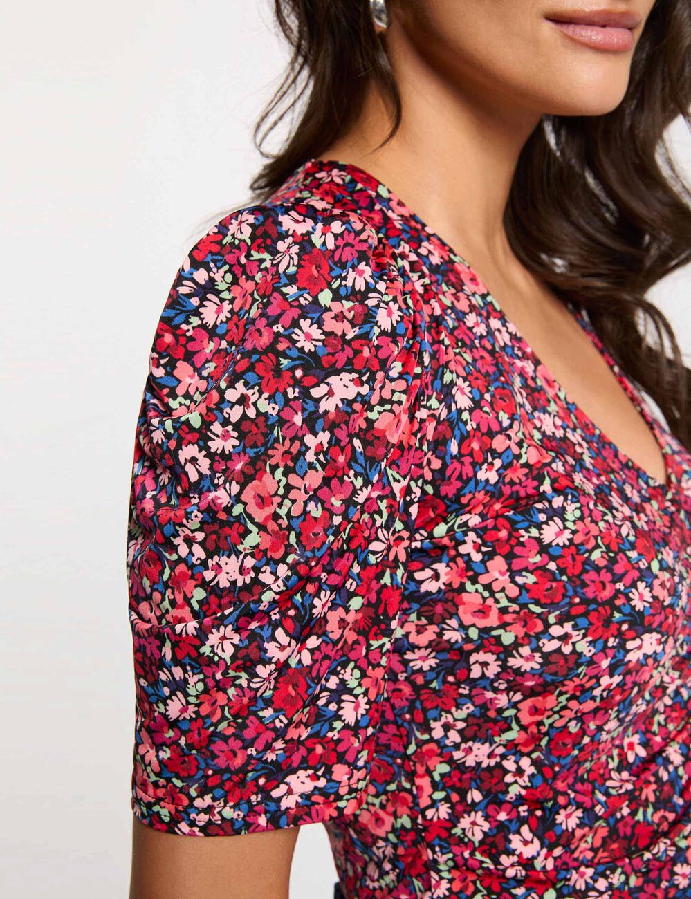 T-shirt cintr&eacute; col v multicolore femme