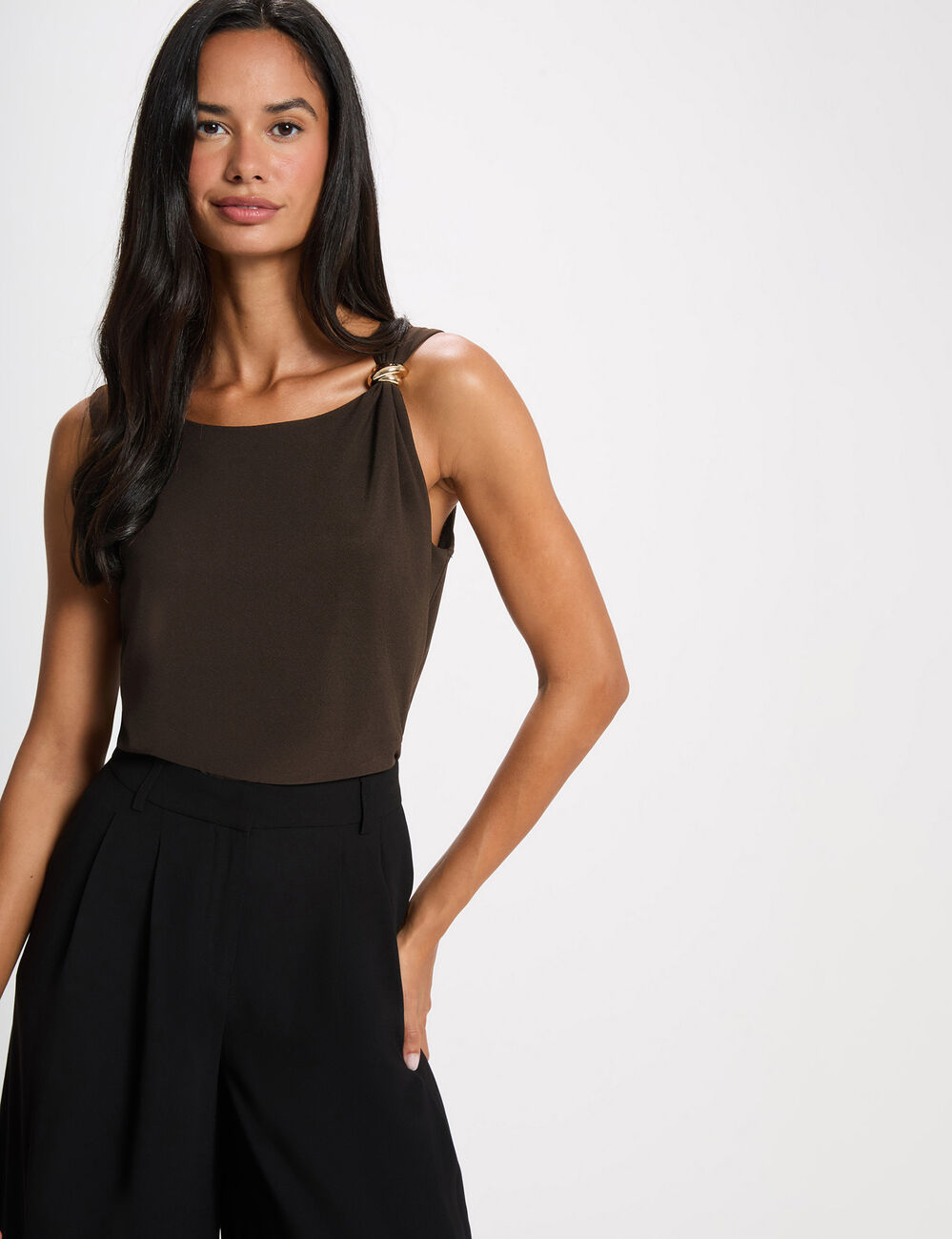 Asymmetrisches T-Shirt mit Schmuck dunkelbraun damen