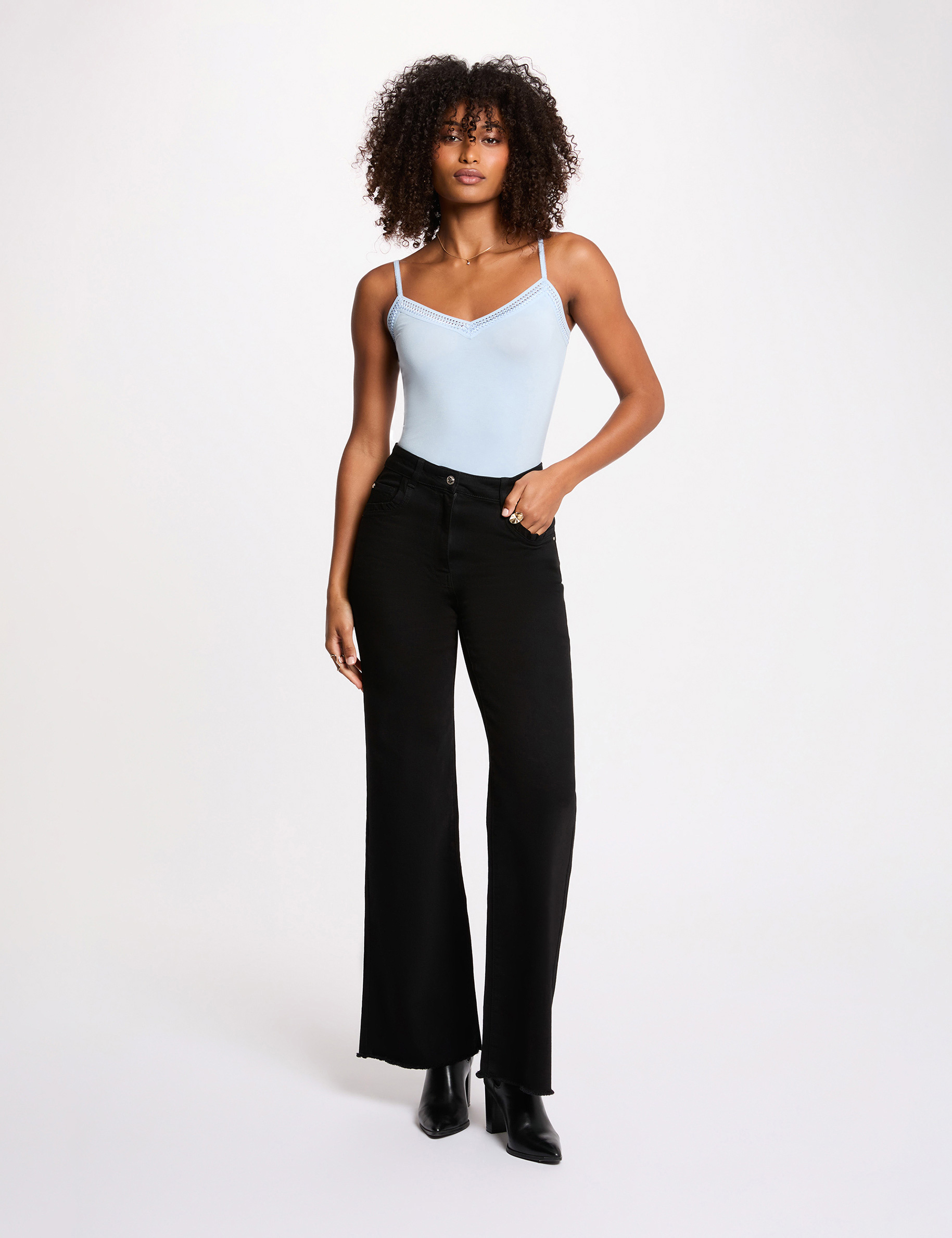 D&eacute;bardeur bretelles fines bande dentelle bleu ciel femme