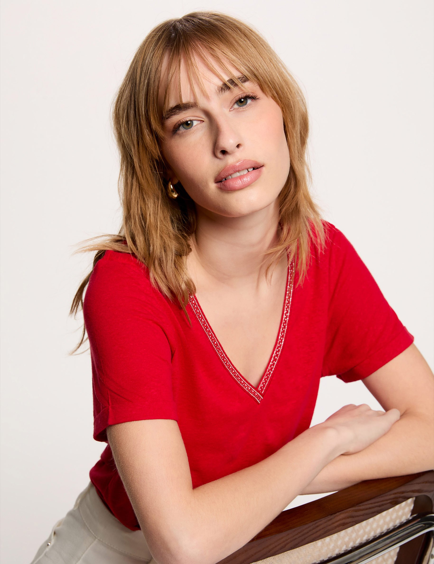 T-shirt col v perl&eacute; rouge femme