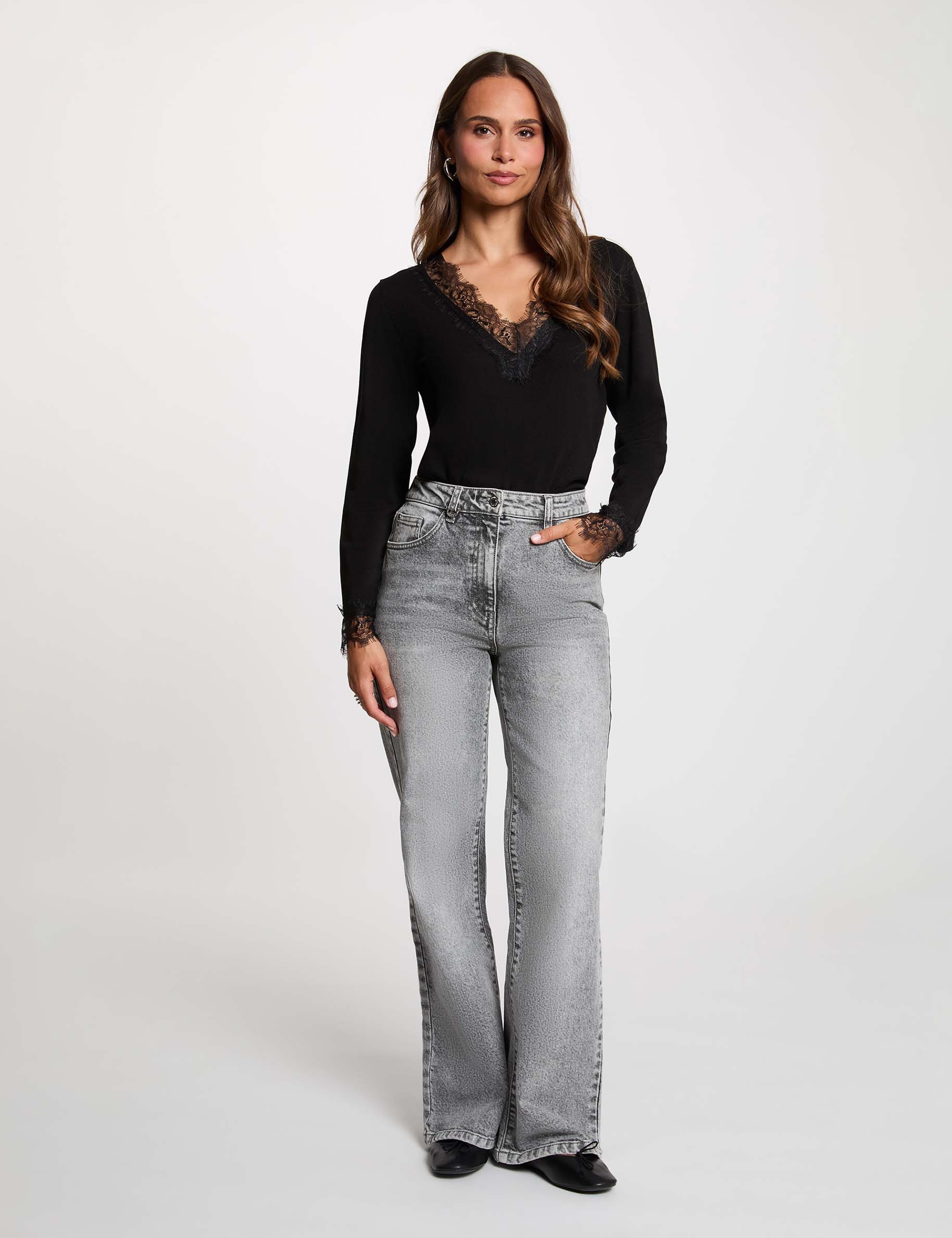 Pullover mit V-Ausschnitt und Spitze schwarz damen