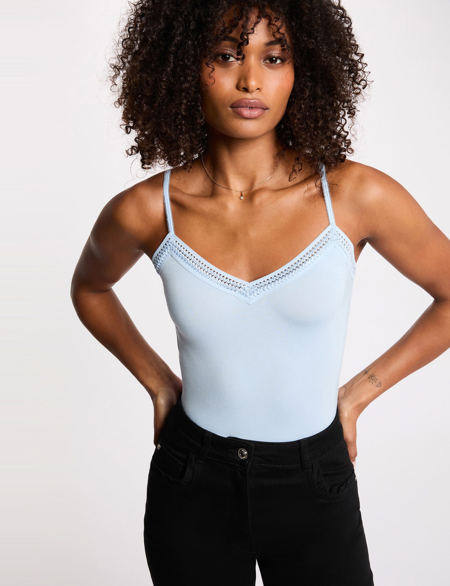 D&eacute;bardeur bretelles fines bande dentelle bleu ciel femme