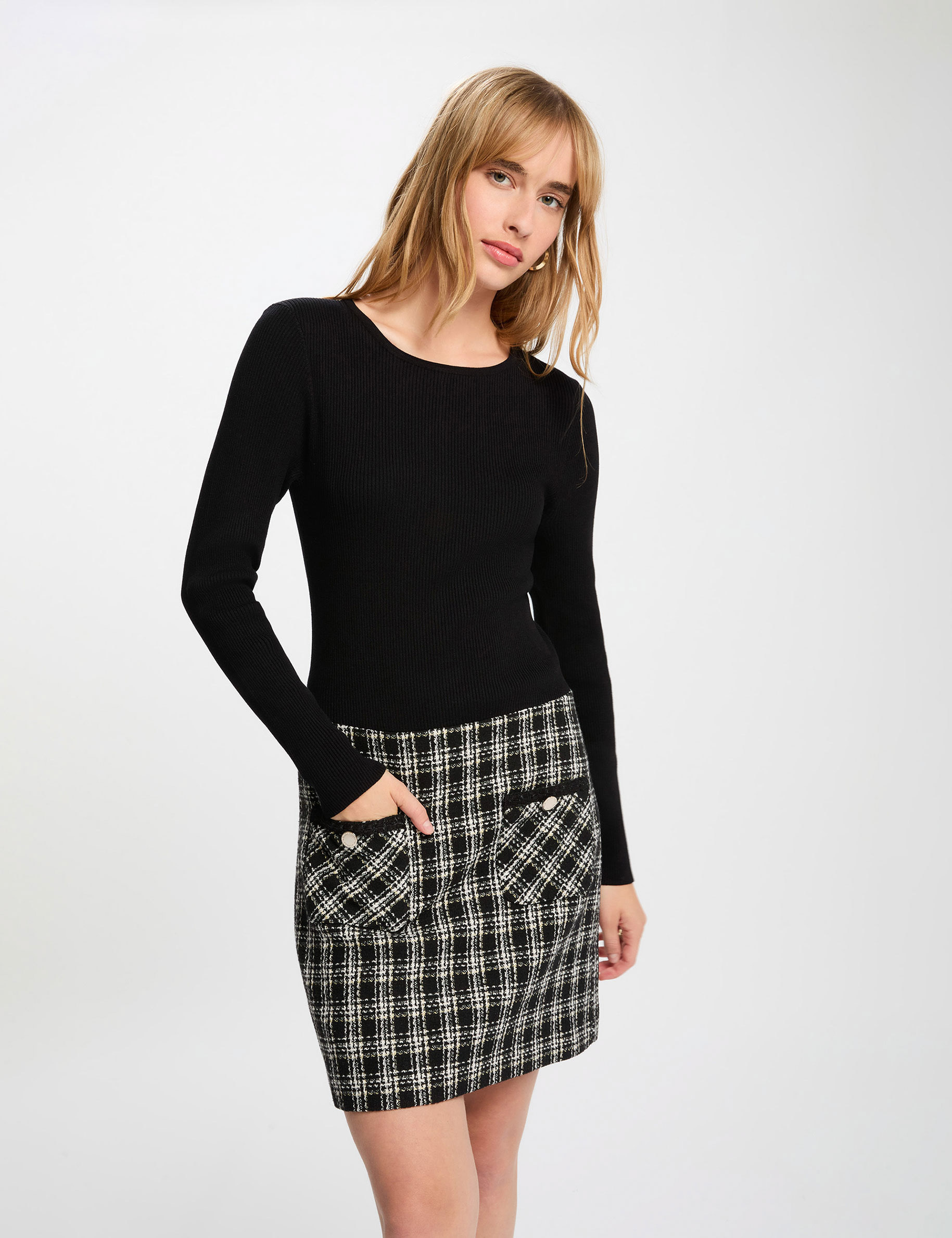 Robe courte ajust&eacute;e noir femme