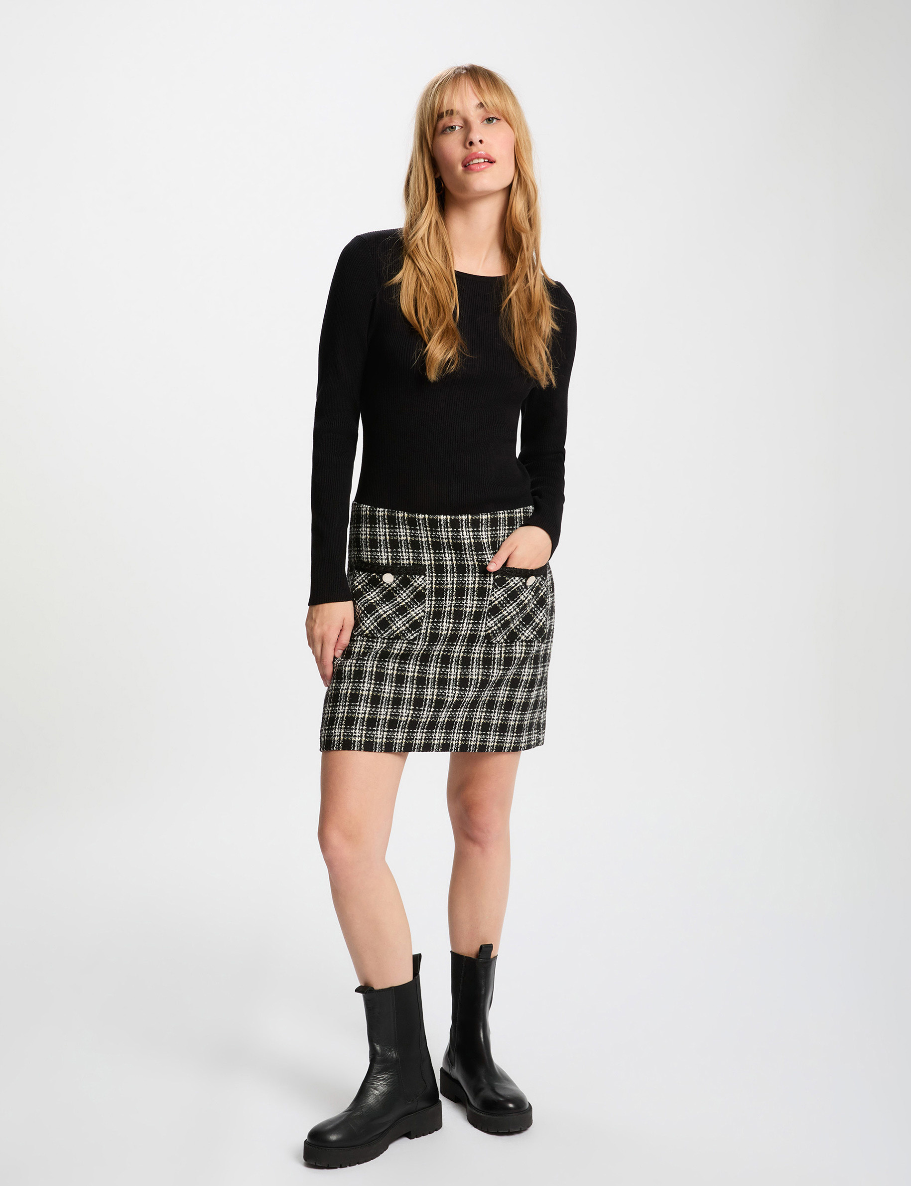 Robe courte ajust&eacute;e noir femme