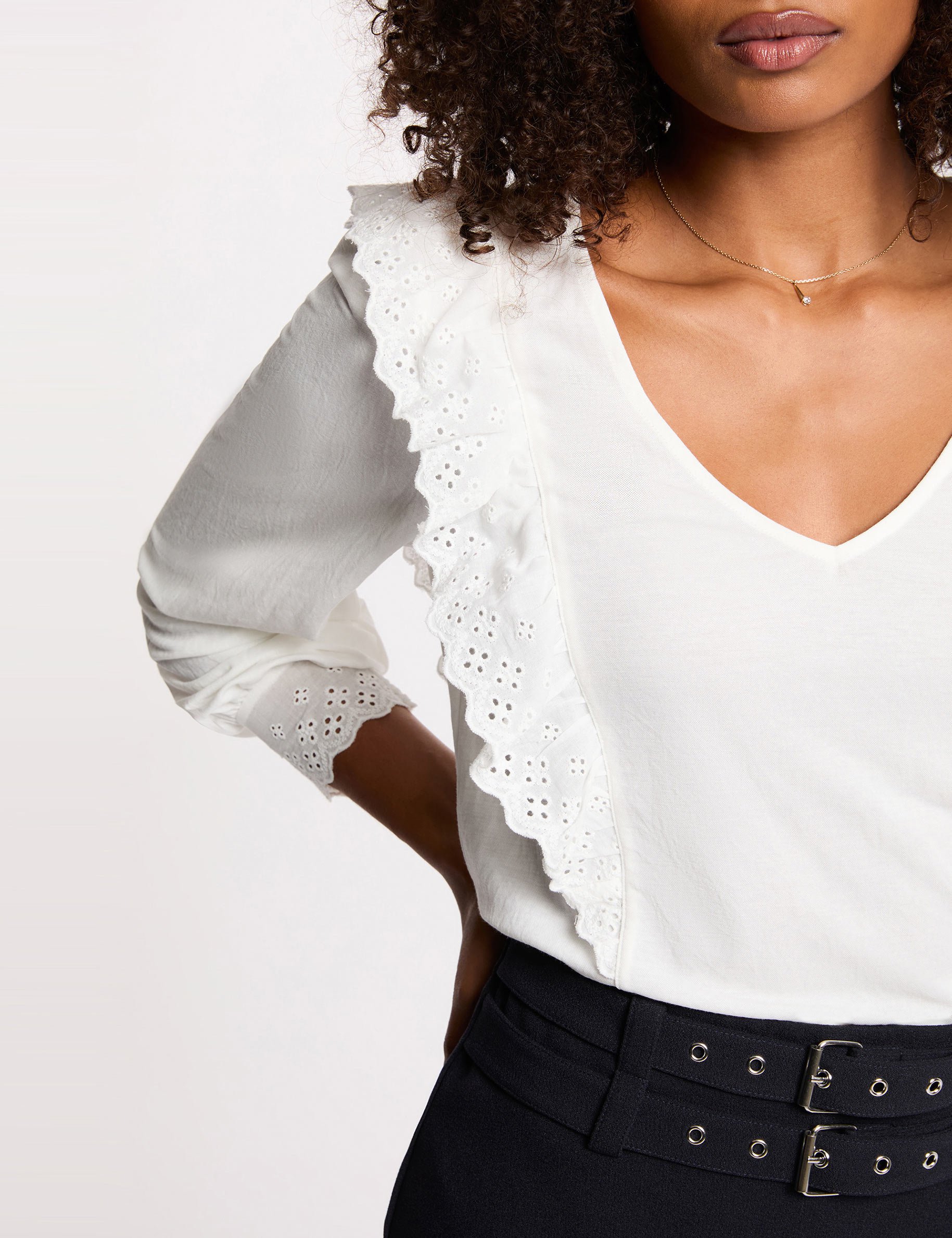 T-shirt brod&eacute; col v blanc femme