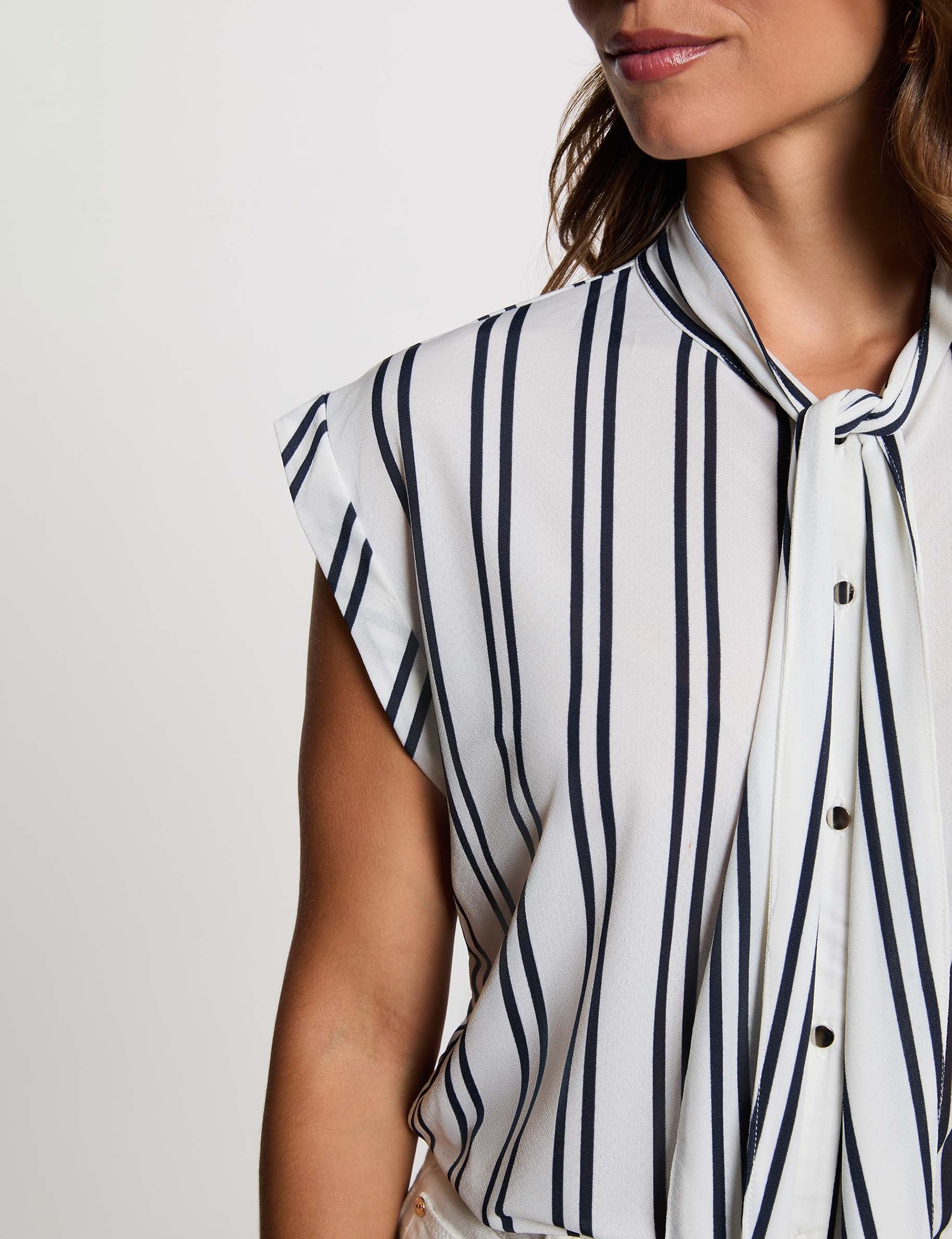 Bluse mit Lavalli&egrave;re-Kragen weiss damen