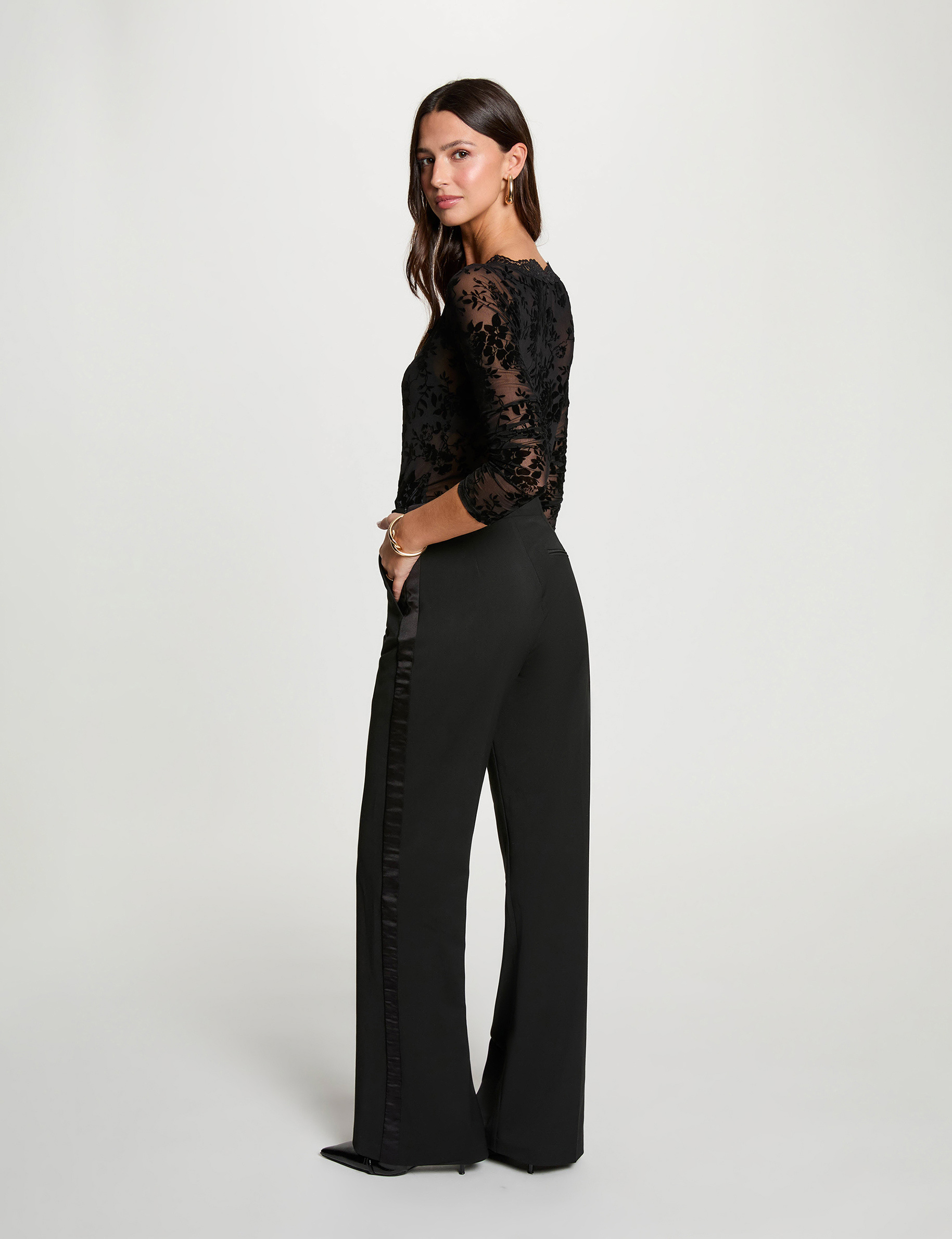 T-Shirt mit Spitzen und Herzausschnitt schwarz damen