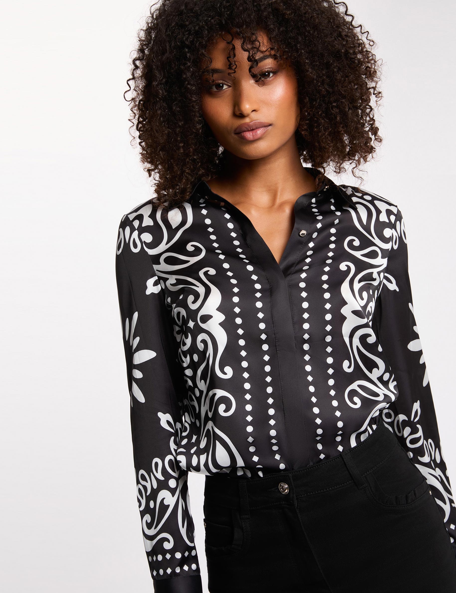 Flie&szlig;endes Hemd mit Print schwarz damen