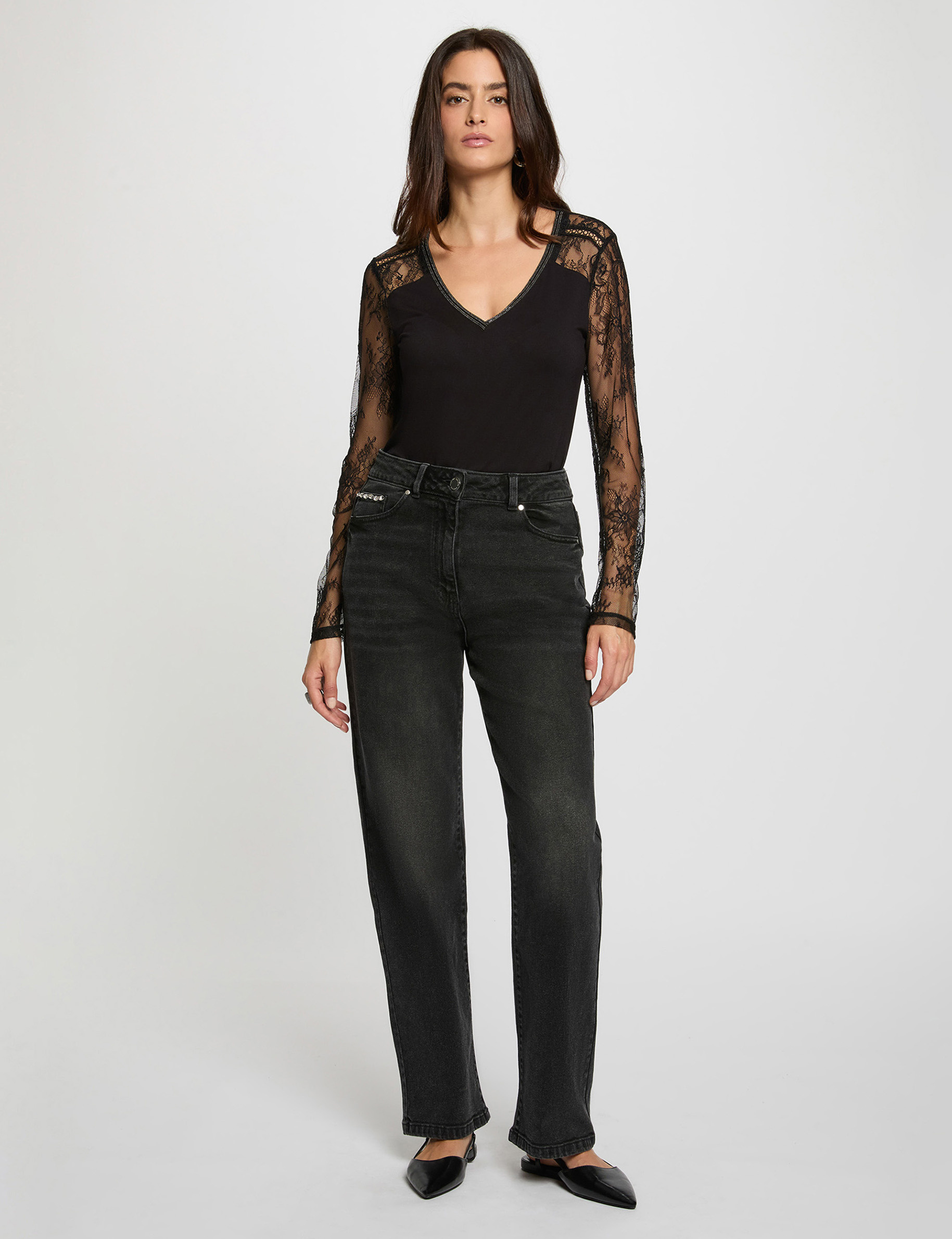 T-Shirt mit Spitzen und V-Ausschnitt schwarz damen