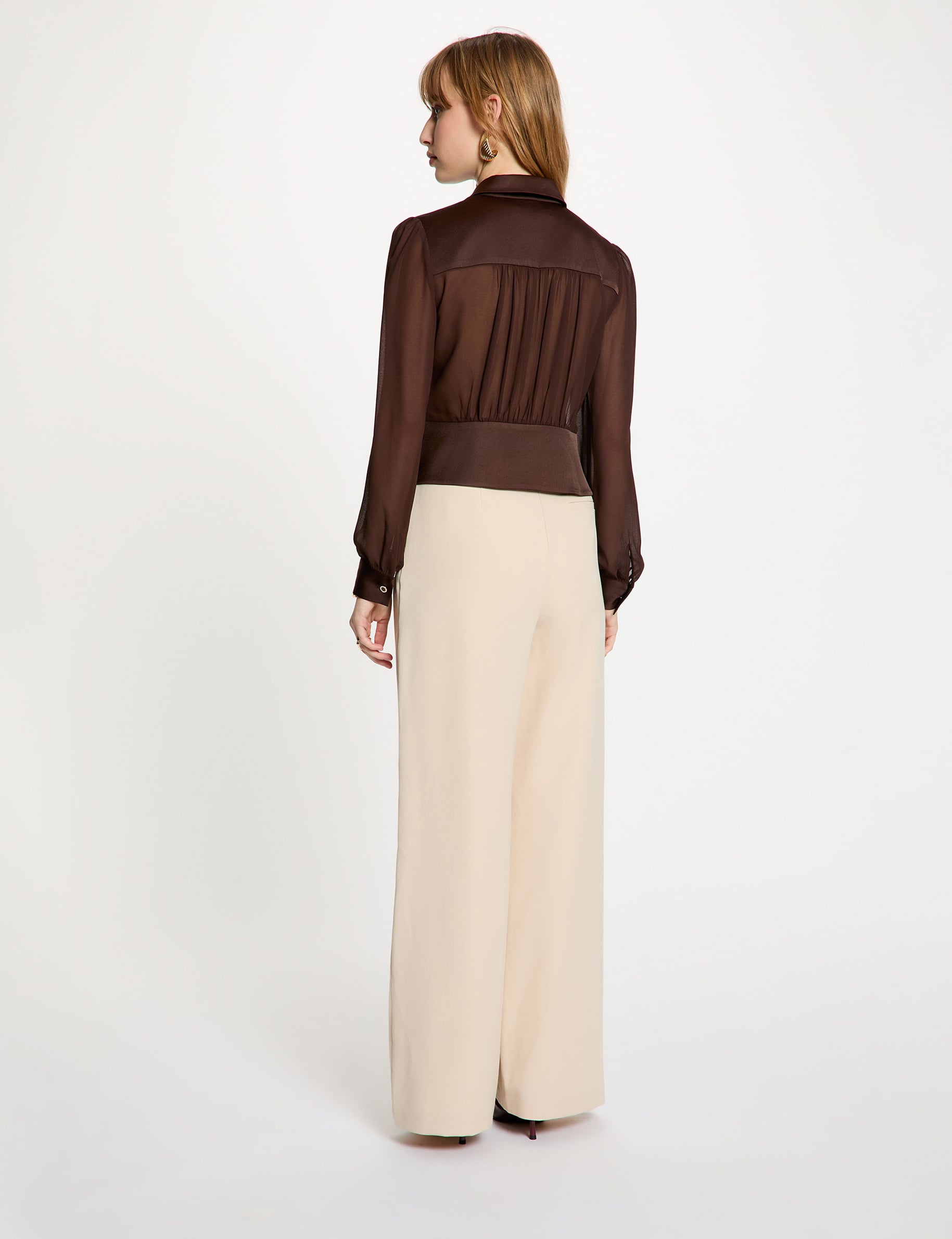 Chemise satin&eacute;e cintr&eacute;e marron fonc&eacute; femme