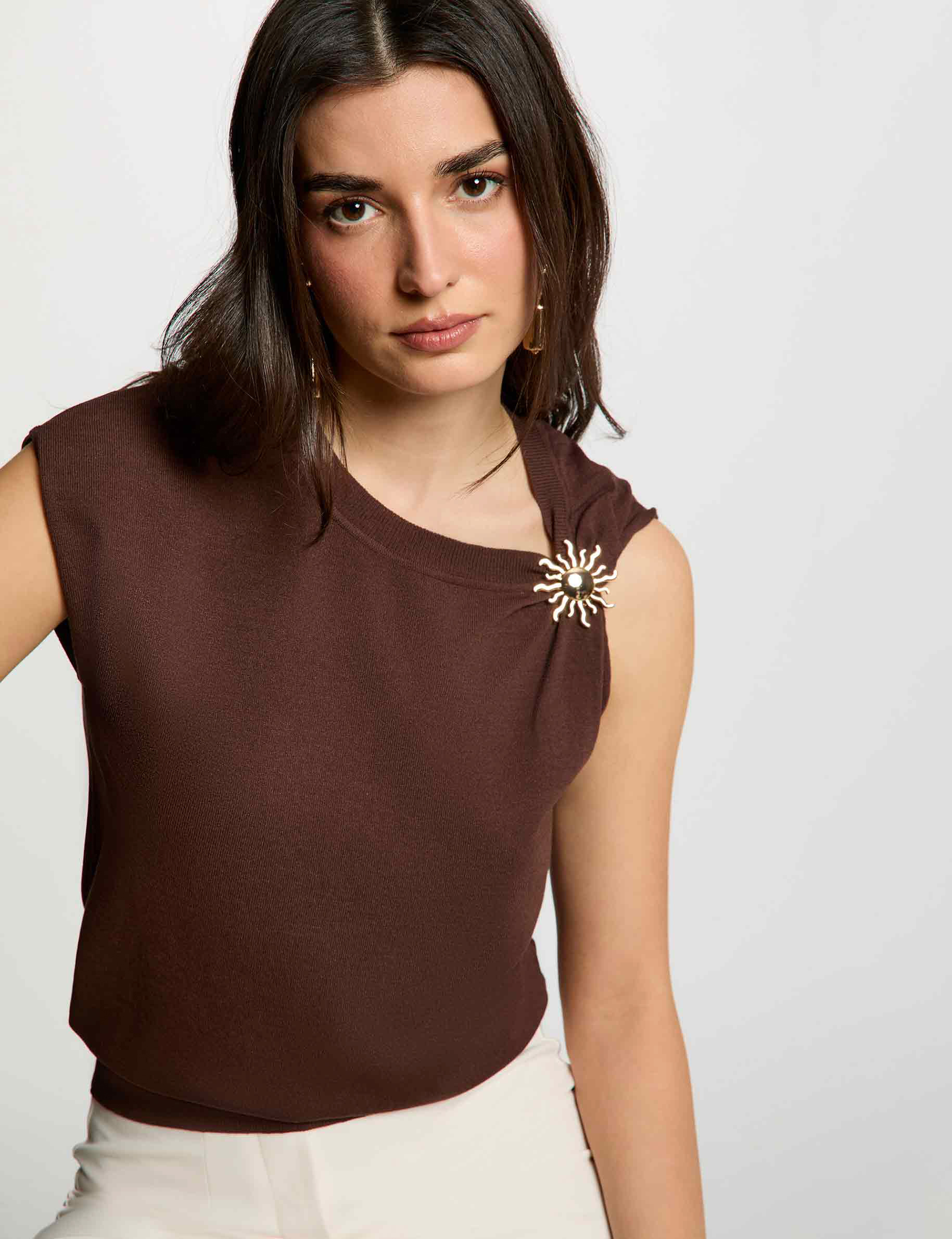 Top asym&eacute;trique sans manches marron fonc&eacute; femme