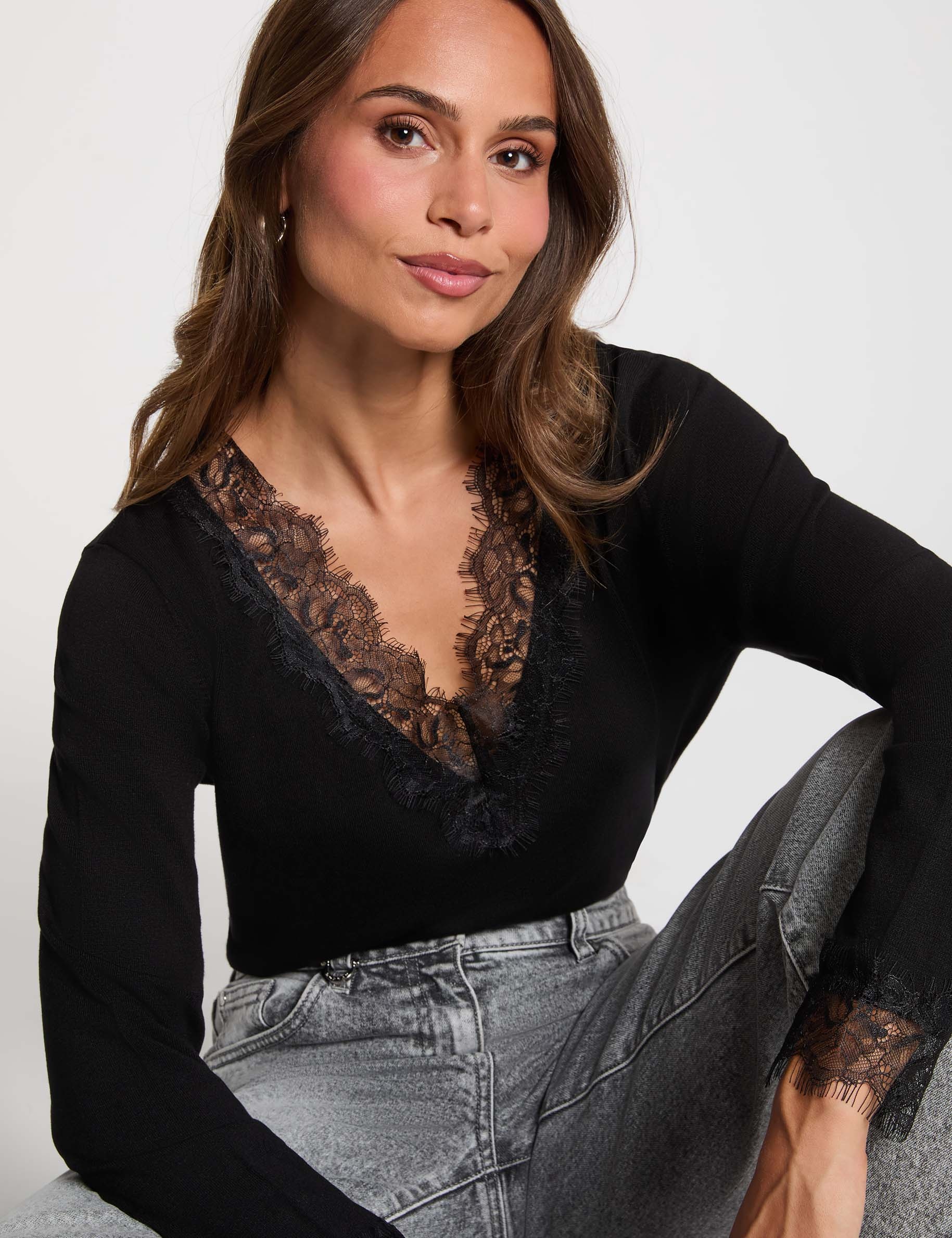 Pullover mit V-Ausschnitt und Spitze schwarz damen