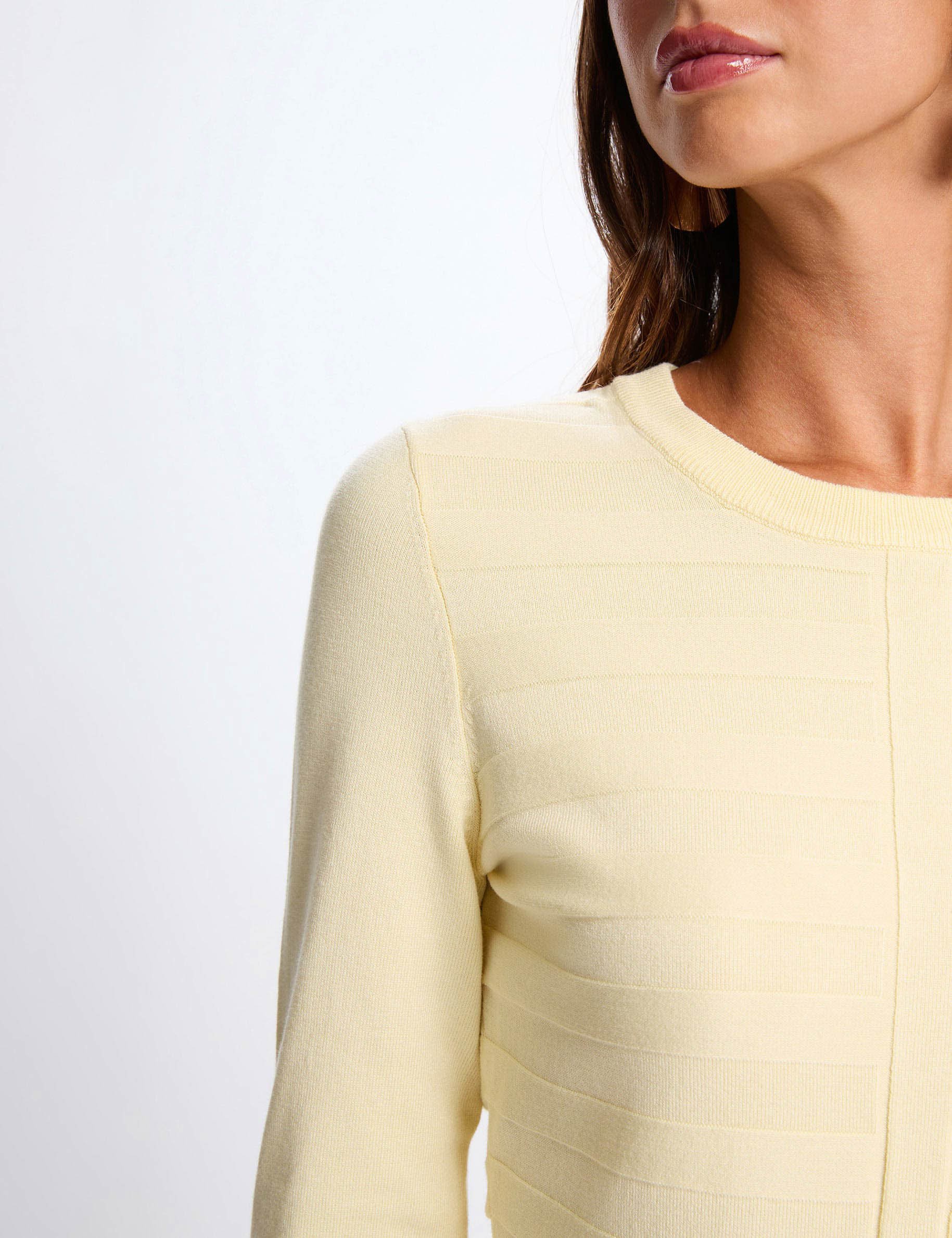 Pull ajust&eacute; col rond jaune clair femme