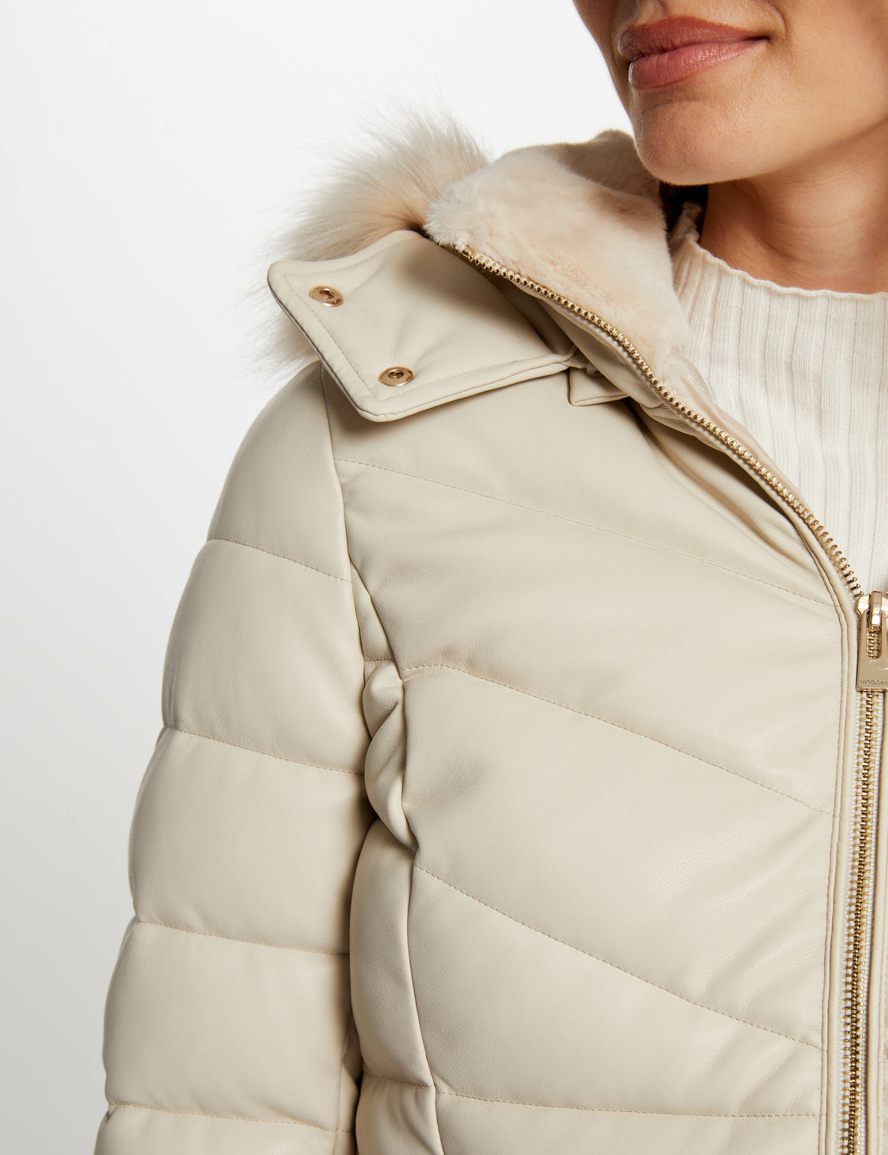 daunenjacke aus kunstleder mit kapuze elfenbein damen Daunenjacke aus Kunstleder mit Kapuze elfenbein damen