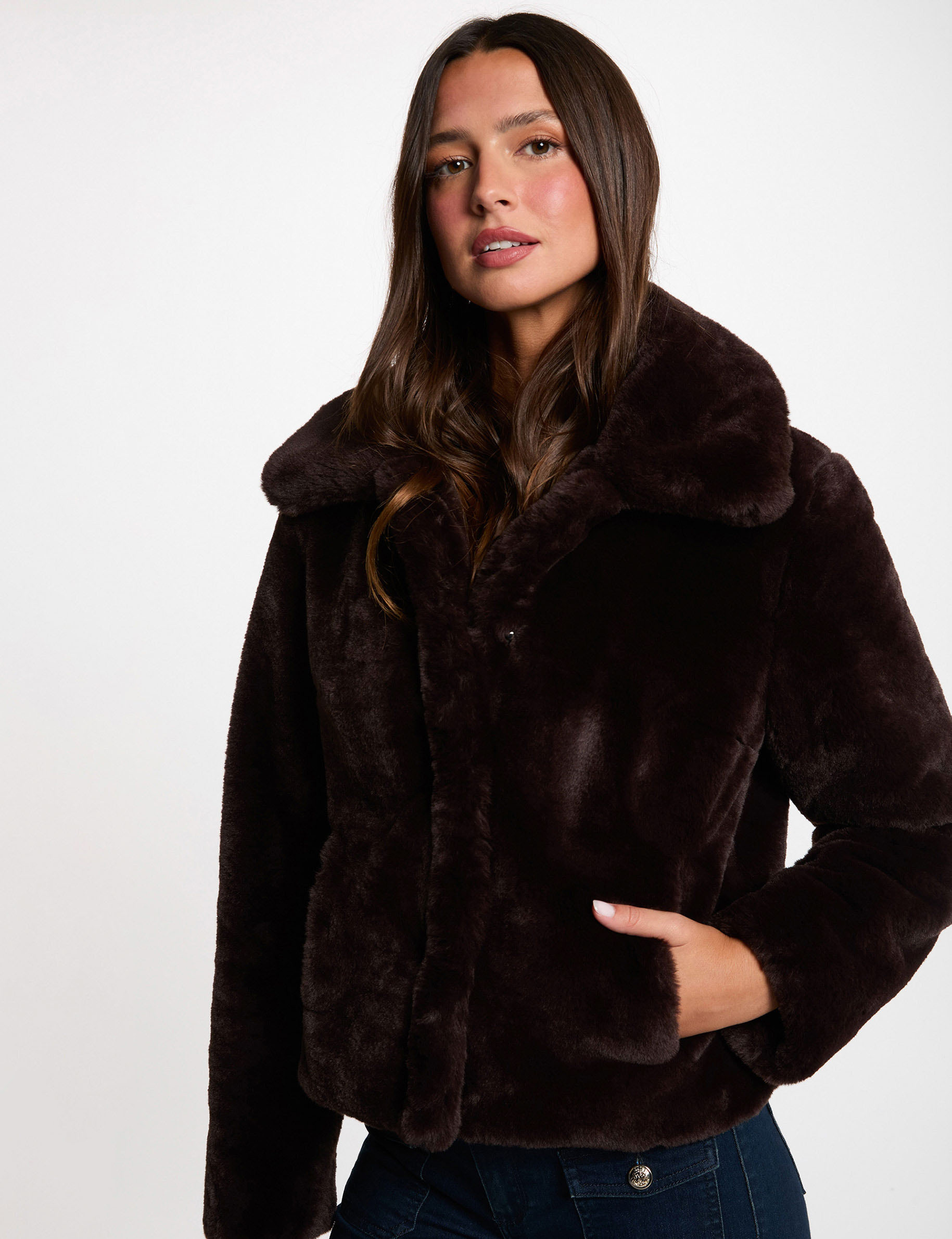 Kurze Jacke aus Kunstfell dunkelbraun damen