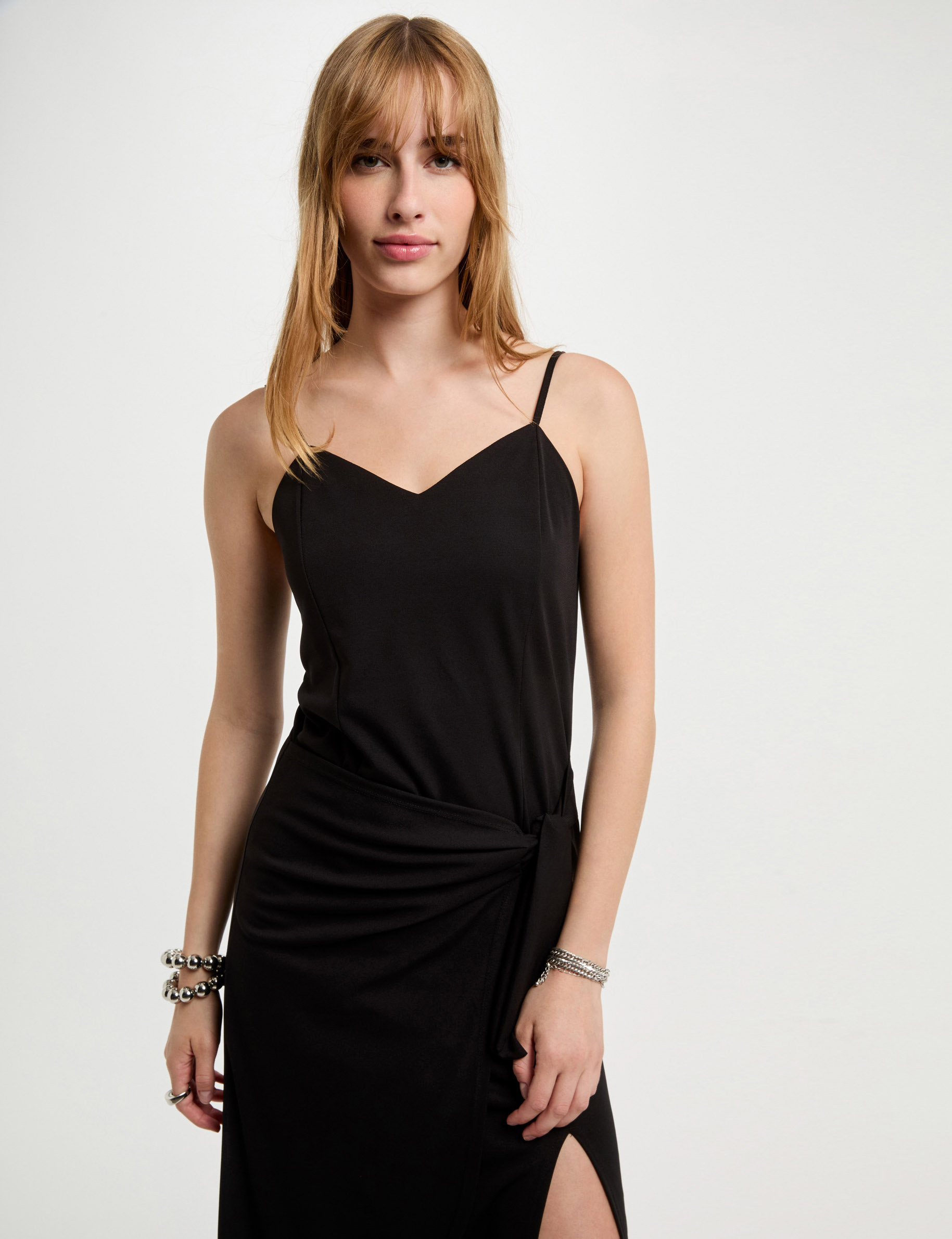 eng anliegendes midikleid mit schlitz schwarz damen Eng anliegendes Midikleid mit Schlitz schwarz damen