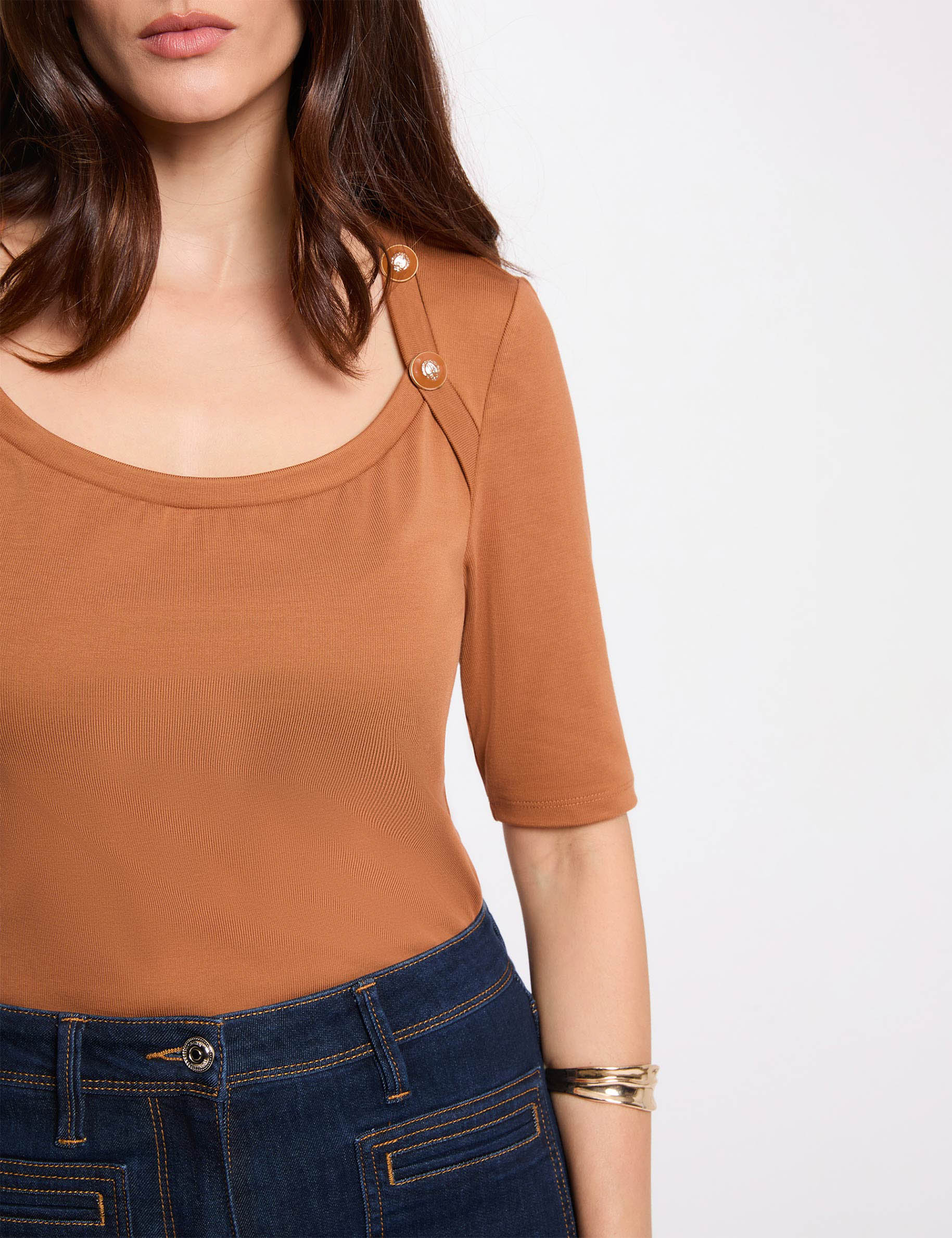 T-shirt cintr&eacute; encolure bateau camel femme