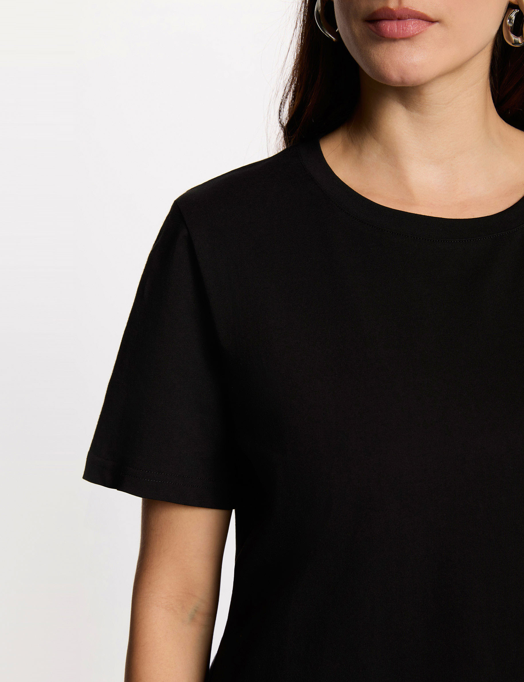 T-shirt brod&eacute; col rond noir femme